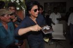 Shahrukh Khan celebrates birthday with media in Mannat, Bandra on 2nd Nov 2011 (30).JPG